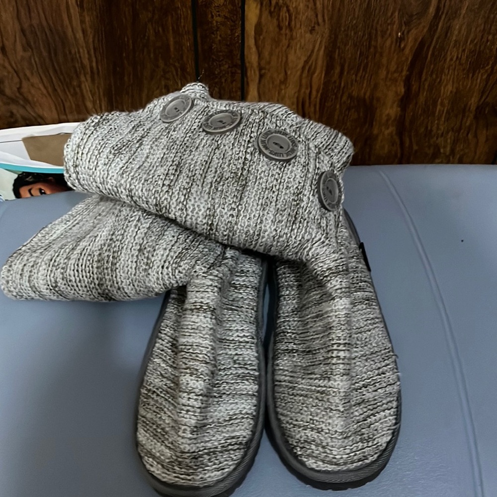 These are muk luk boot grey